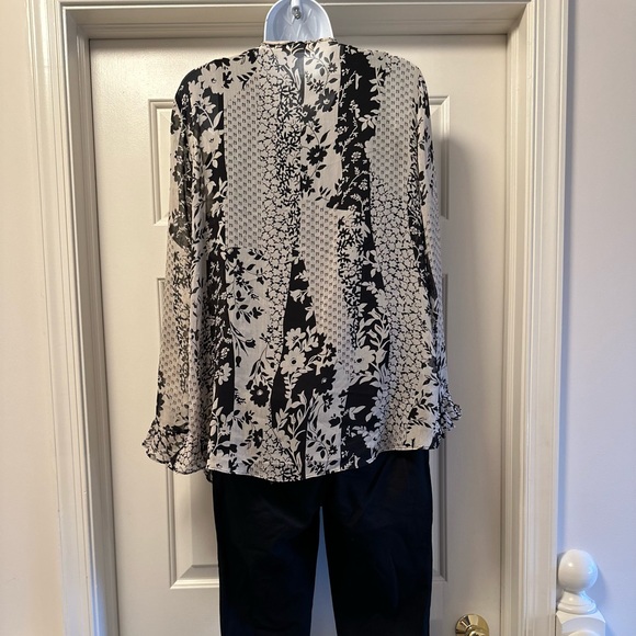 Semi sheer floral blouse - Picture 2 of 3